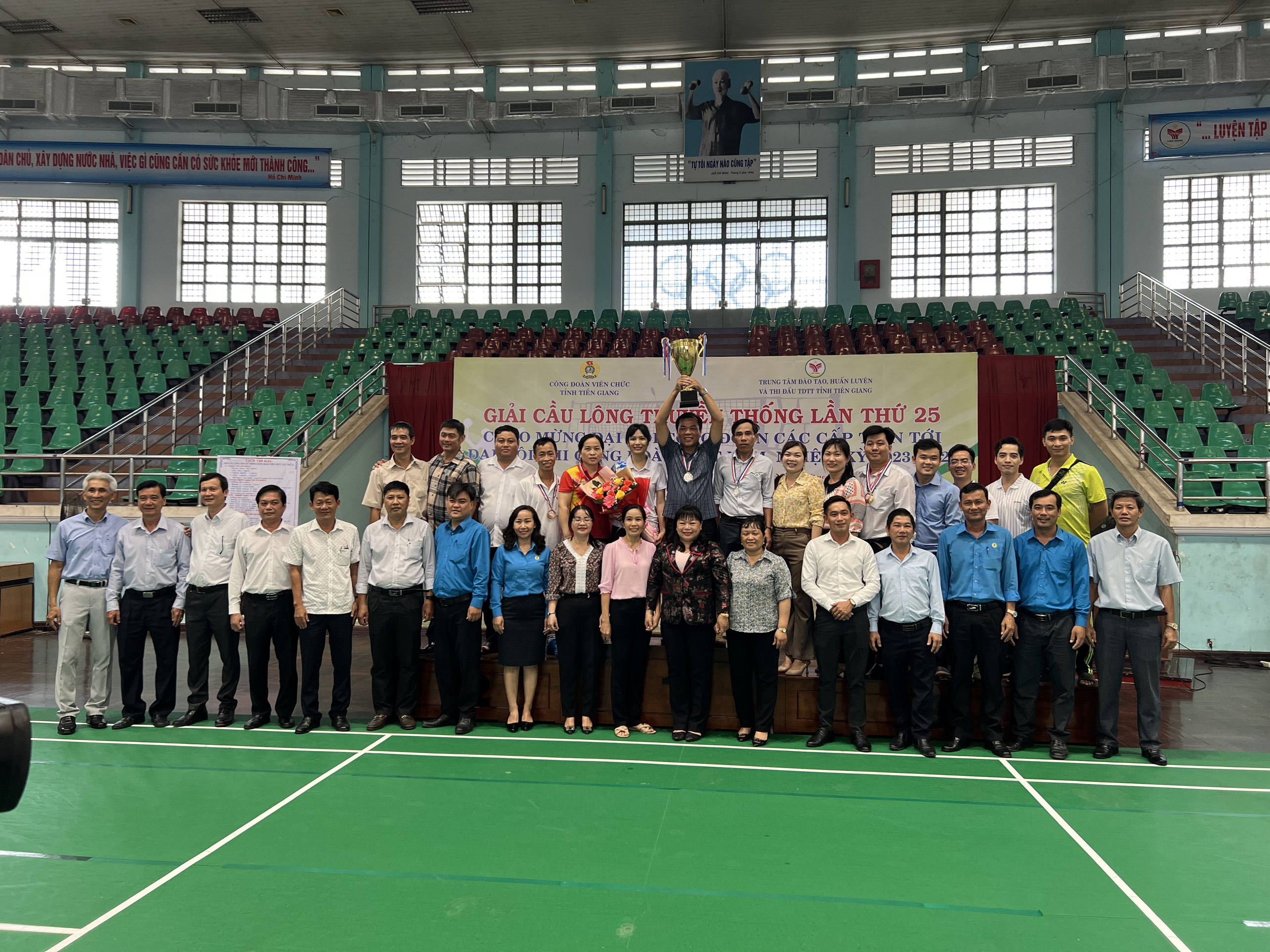 Đội Cầu lông Công đoàn cơ sở Cục Thống kê đoạt Cúp toàn đoàn Giải Cầu lông truyền thống Công đoàn viên chức tỉnh Tiền Giang lần thứ 25 năm 2022