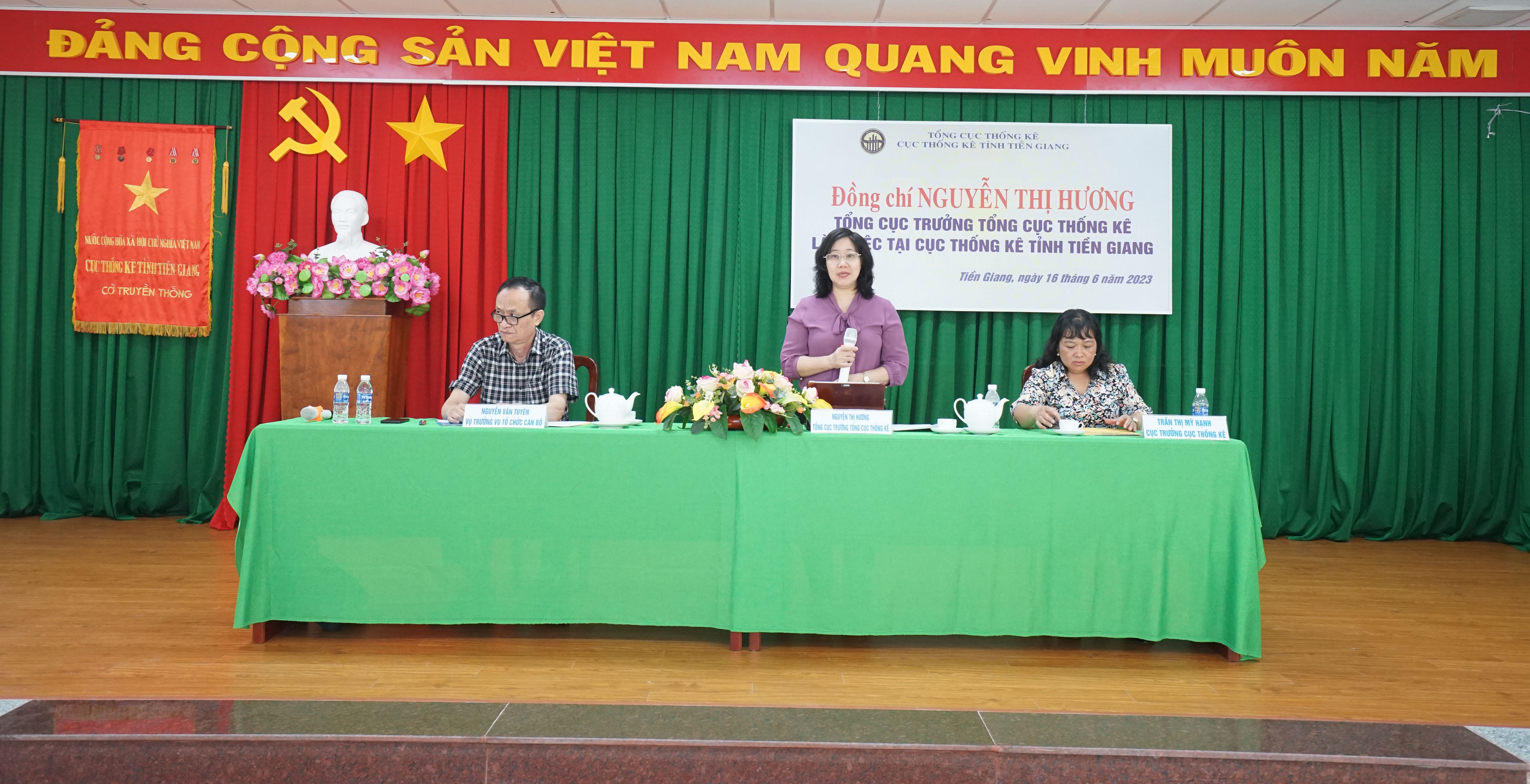 Tổng cục trưởng TCTK Nguyễn Thị Hương làm việc với Tiền Giang